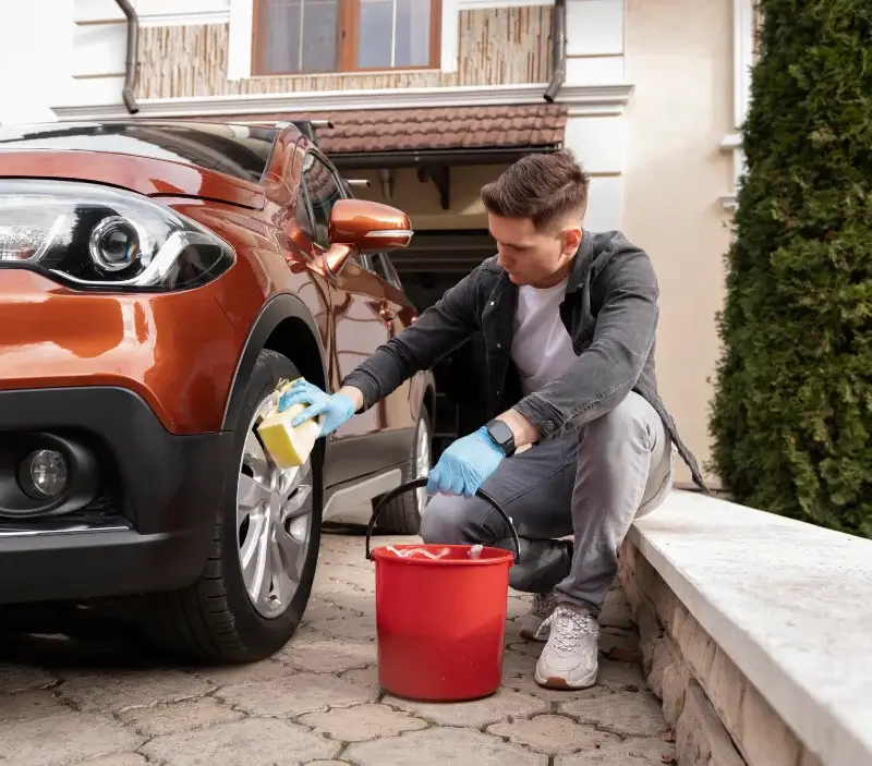 Lavage auto à domicile Augea : professionnel intervenant sur un véhicule